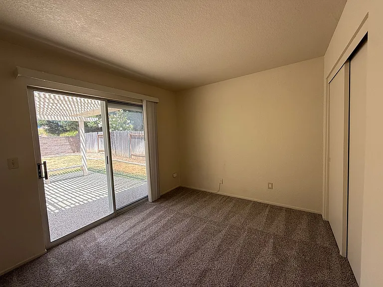 696 Harvard Ct — Photo 11