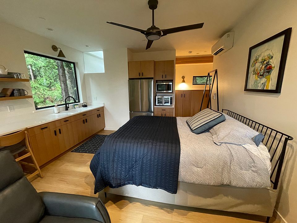 Studio apartment with lots of windows and views of the forest, gorgeous oak cabinets, full size fridge.