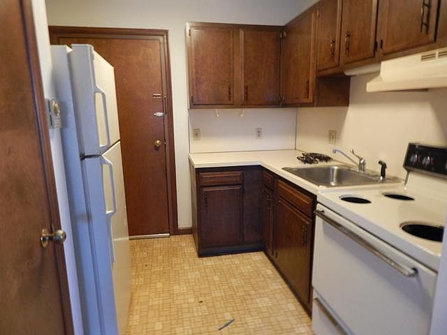 2nd image of 415 E 4th St APT 7