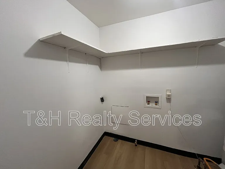 110 Pennsylvania Ct — Photo 10