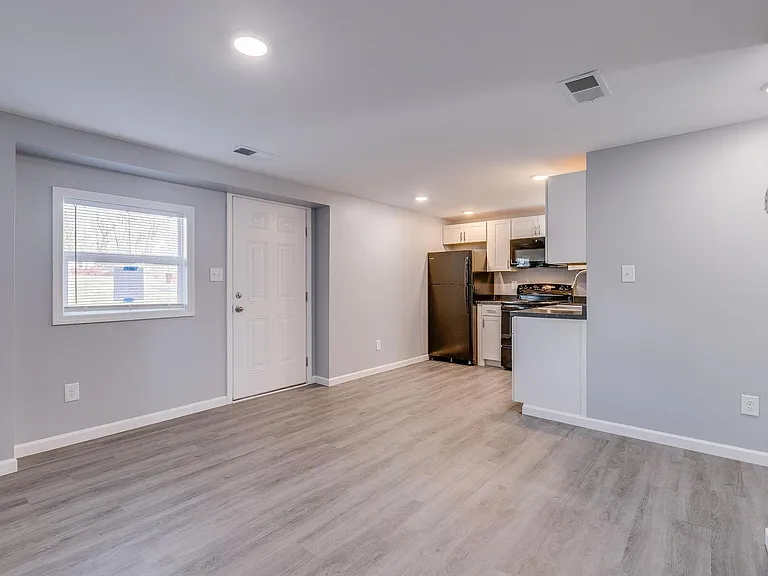 2805 W Walnut St — Photo 5