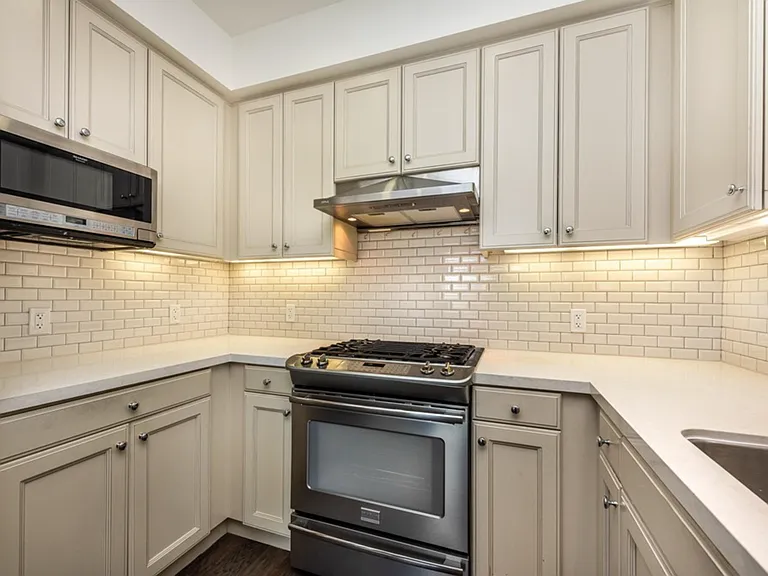 1625 Granville Ave #202 — Photo 8