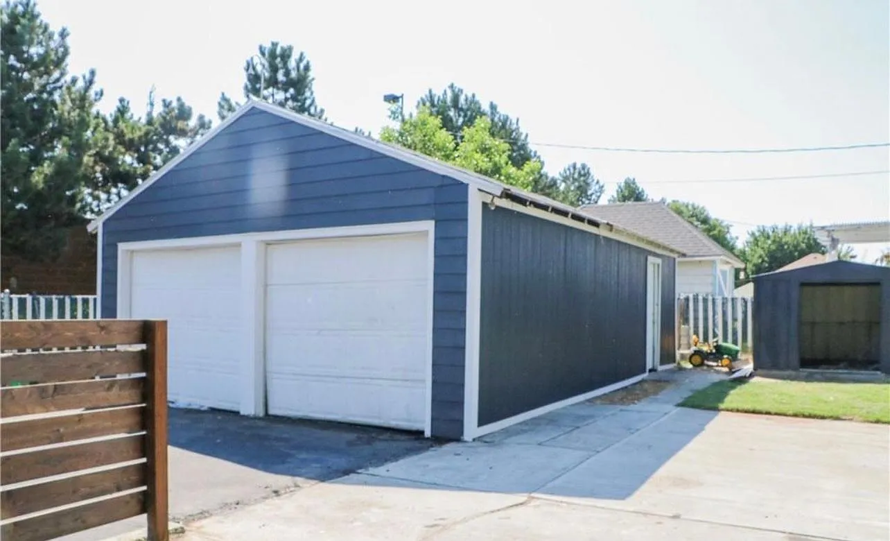 1002 NE C St — Photo 3