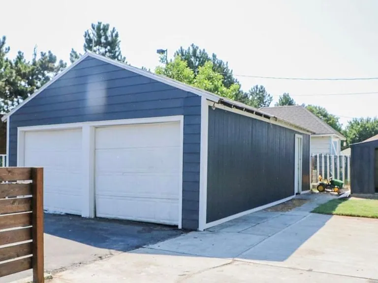 1002 NE C St — Photo 3