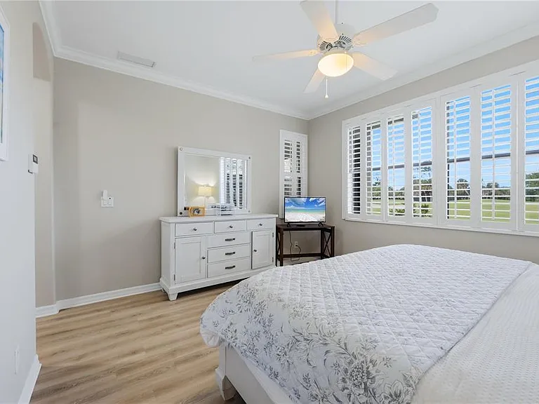 490 Montelluna Dr — Photo 18
