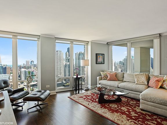 4th image of 345 N La Salle Dr #4102