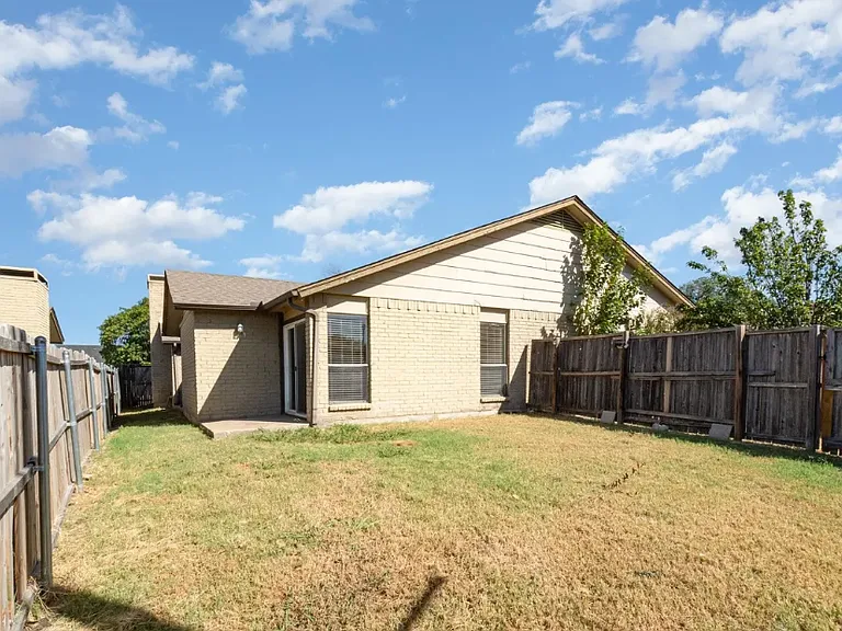 2212 Heritage Cir — Photo 6