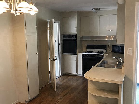 Gas Stove Dishwasher Dining Area/Office