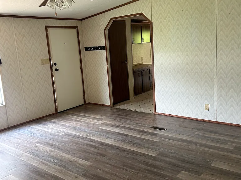 135 Clover Ln — Photo 5