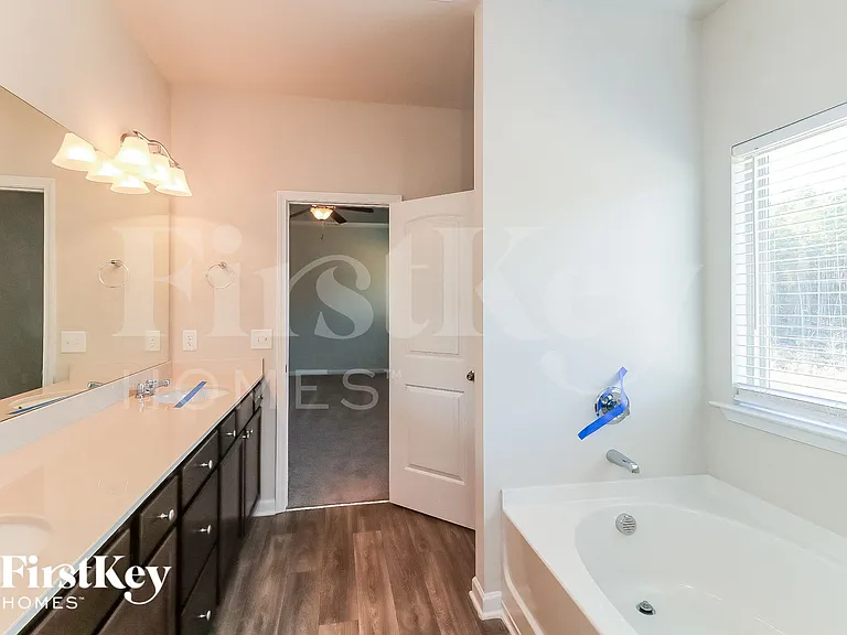 100 Howard Ave — Photo 10