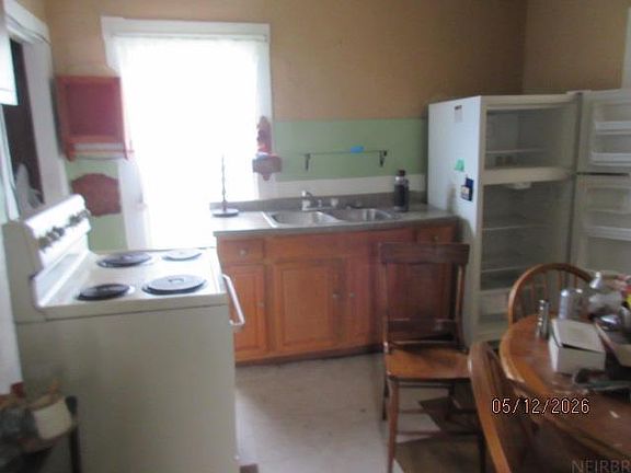 4th image of 216 W Grand St