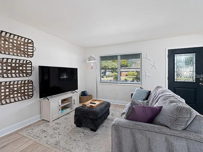 2676 Martin St — Photo 4