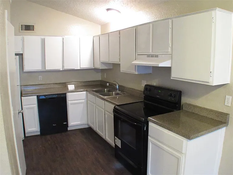 10311 Tamworth Dr — Photo 43