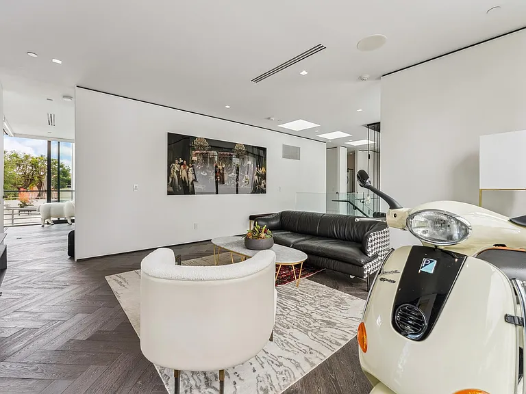 213 S La Peer Dr — Photo 37
