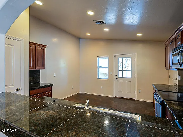 1133 E Hedrick Dr — Photo 10