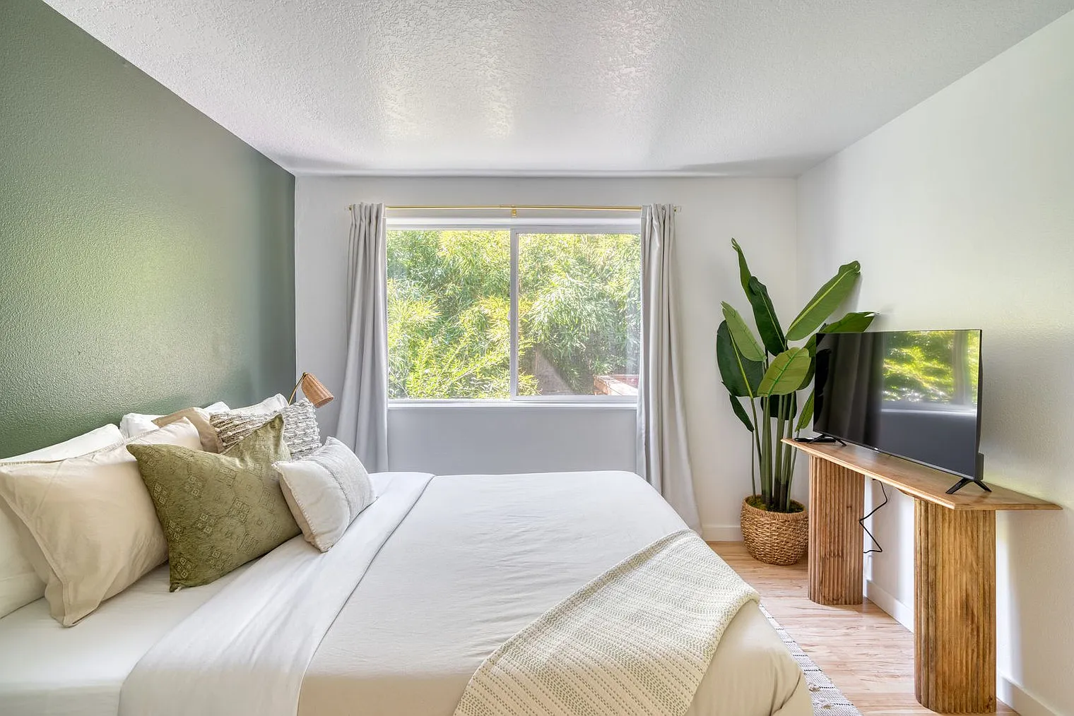 1 bed, 1.0 bath, 548 sqft, $2,367 — Photo 3