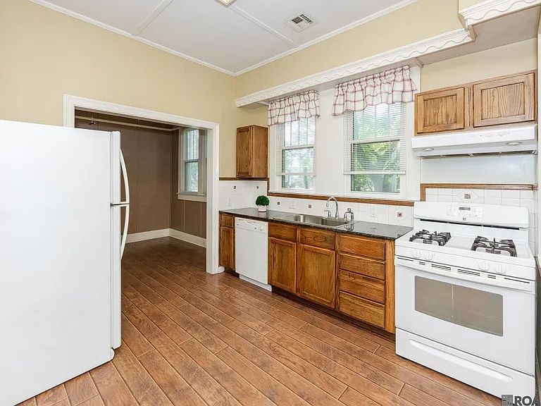 24030 Eden St — Photo 13