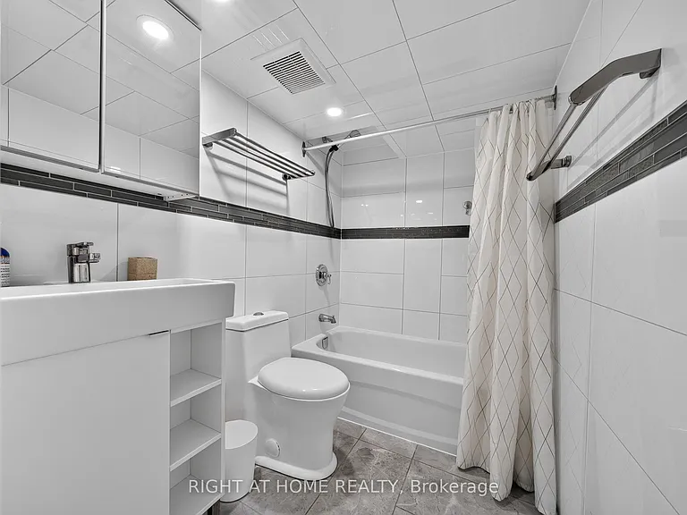 1599 Sandgate Cres #LOWER — Photo 20