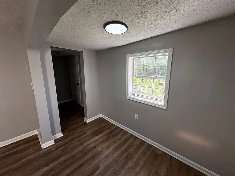329 N College St — Photo 8