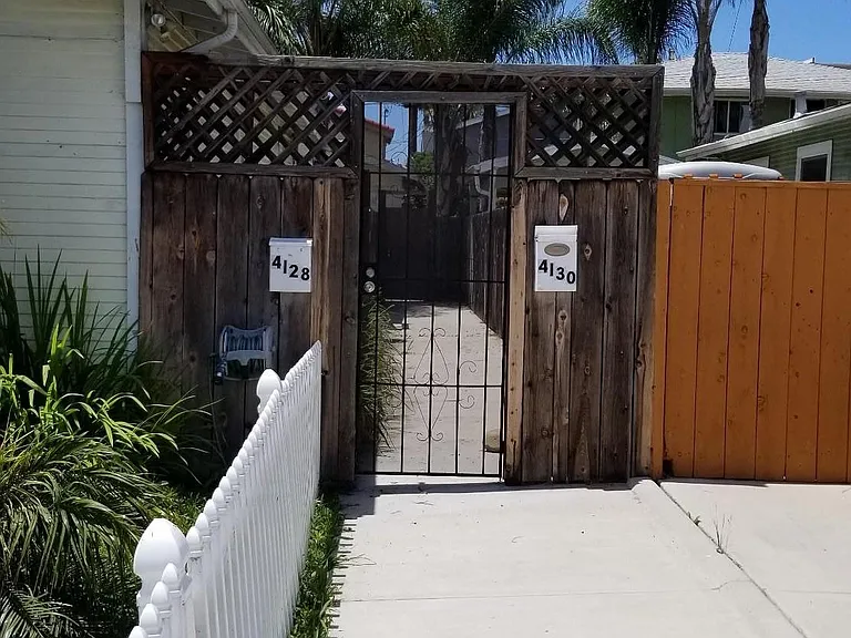 Entry from 32nd St
