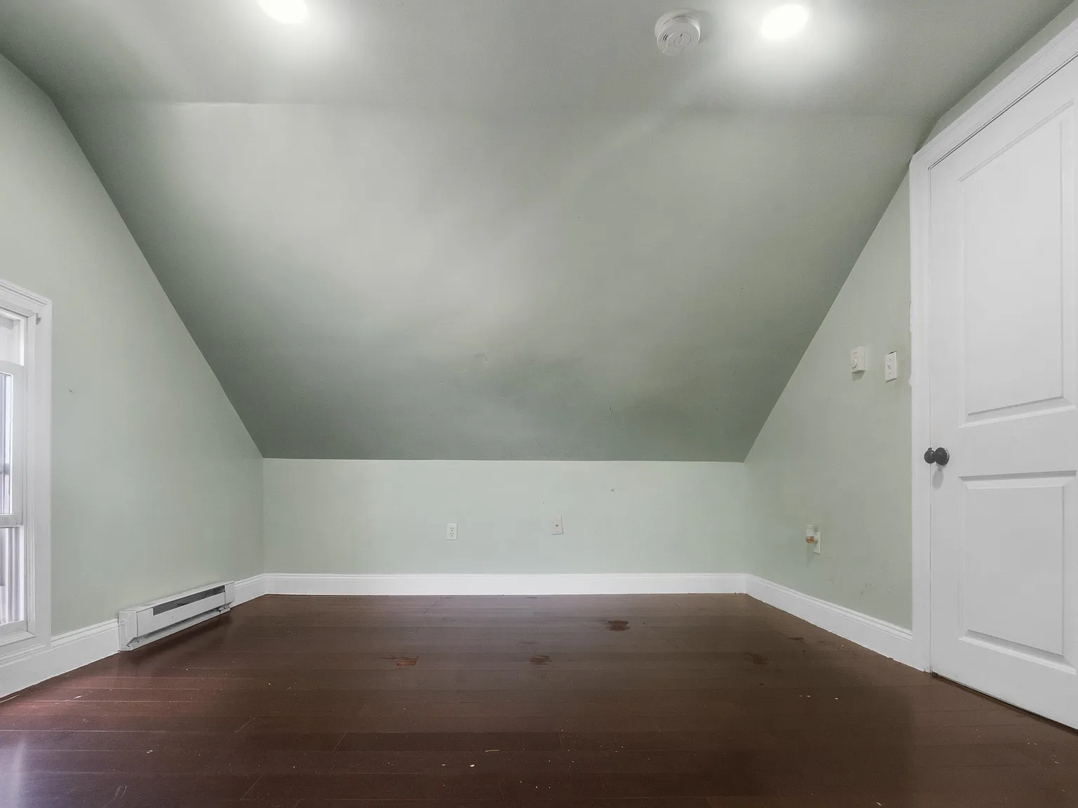 3 bed, 2.0 bath, 1300 sqft, $3,250 — Photo 3