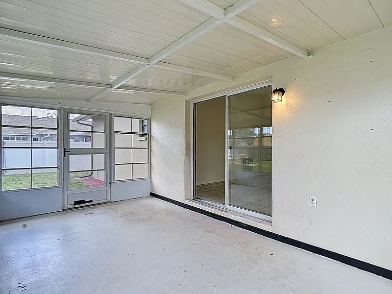 3255 Amherst Ave — Photo 37