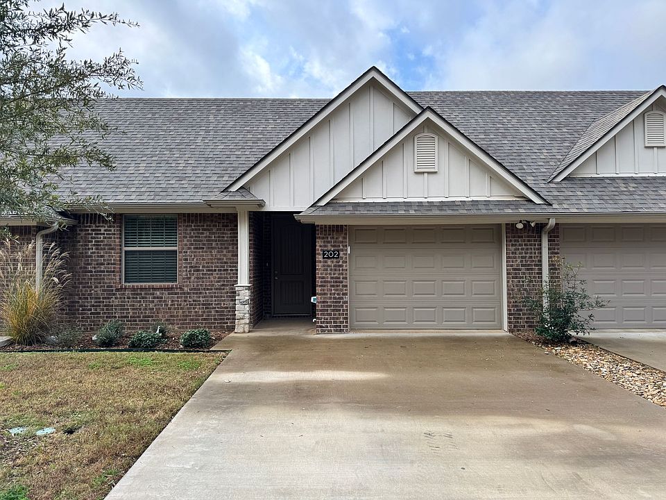 1st image of 1007 McClenny Dr #202