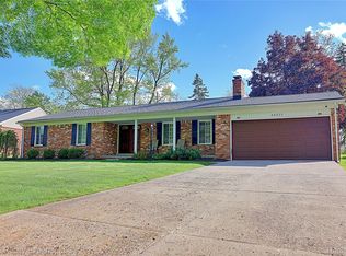 36927 Heatherton Dr, Farmington, MI 48335