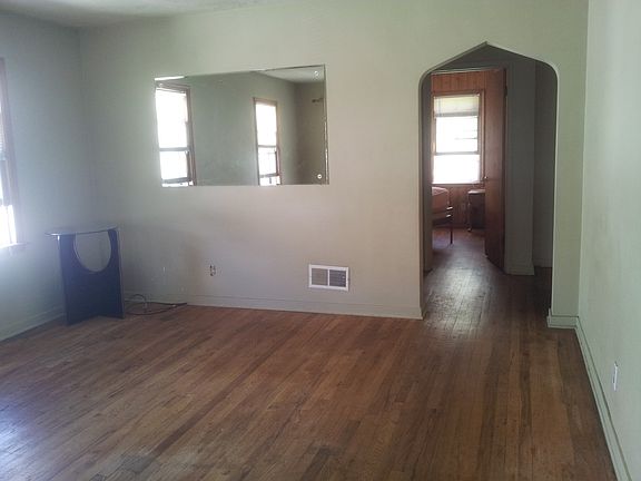 Living Room entry to bedrooms