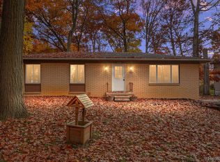 1518 Remsing St, Hartland, MI 48353