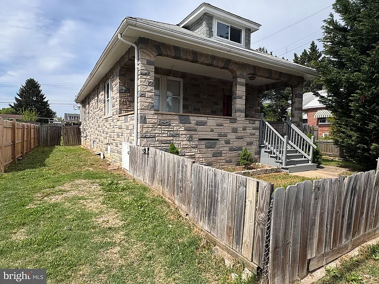 222 Townsend Ave — Photo 2