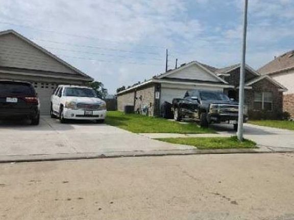 Exterior Neighborhood (street photo)