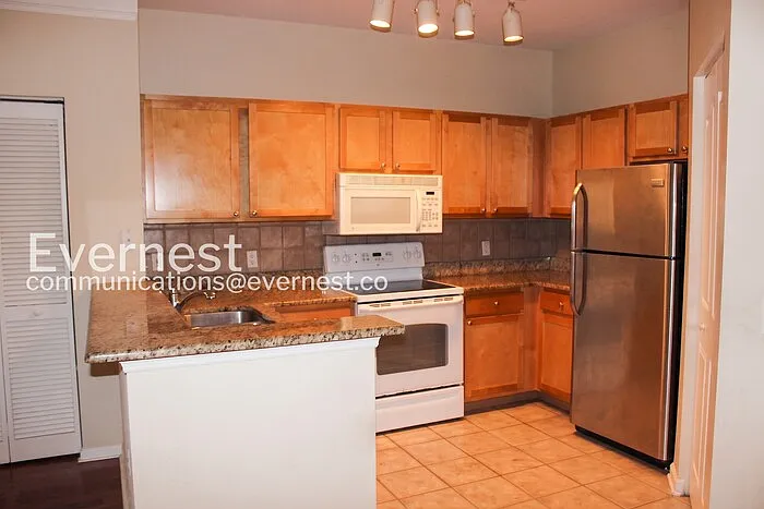 3 bed, 2.0 bath, 1401 sqft, $2,300 — Photo 3