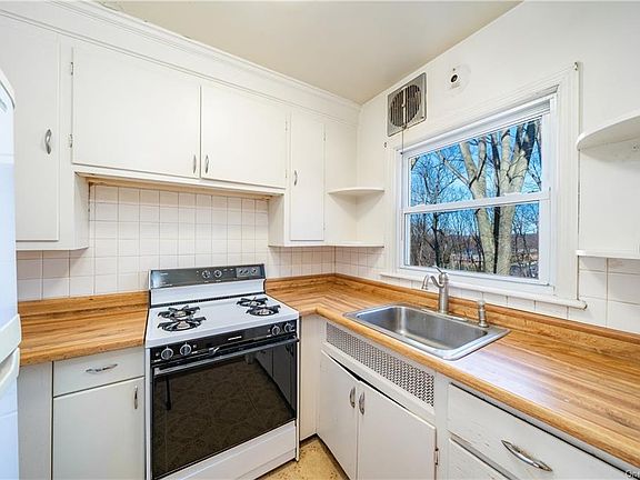5th image of 31 Piping Rock Dr