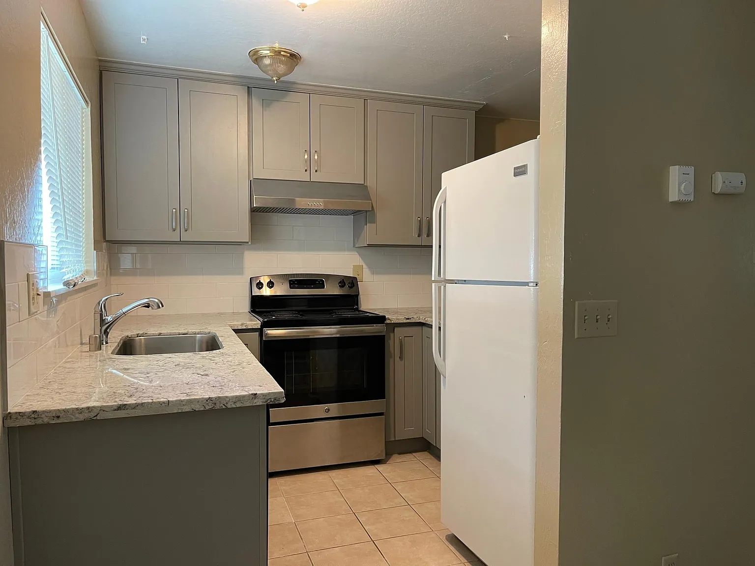 2 bed, 1.5 bath, 800 sqft, $2,700 — Photo 3