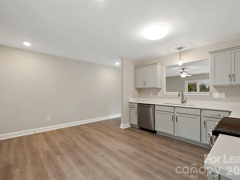 1007 Sioux St — Photo 10