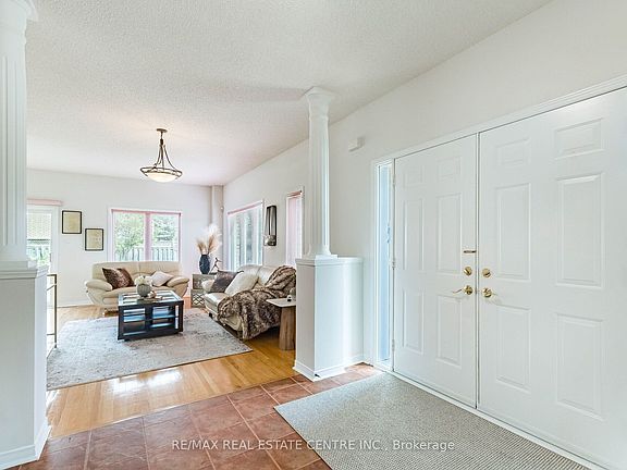 5th image of 629 Lumberton Cres