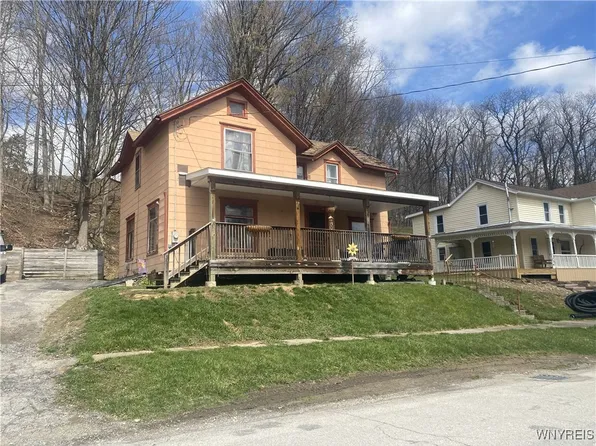 32 Park Rd E, Castile, NY 14427