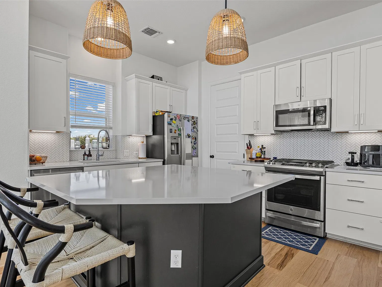 3 bed, 2.5 bath, 1720 sqft, $2,990 — Photo 4