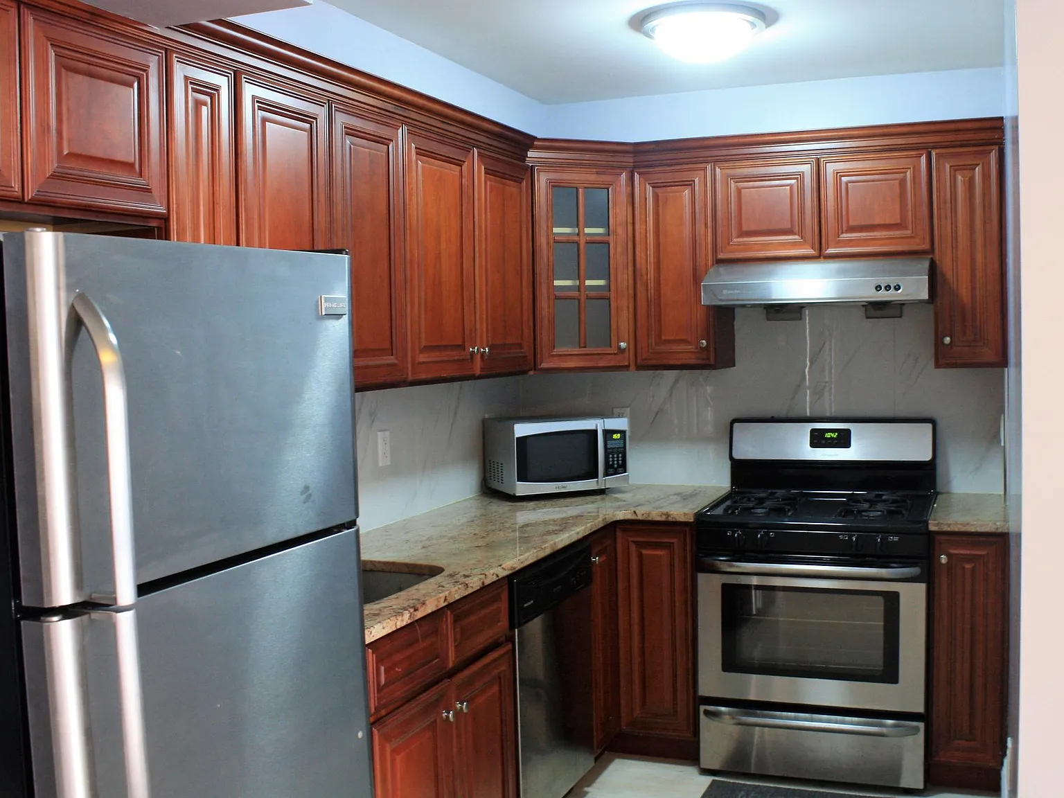 1 bed, 582 sqft, $2,400 — Photo 2