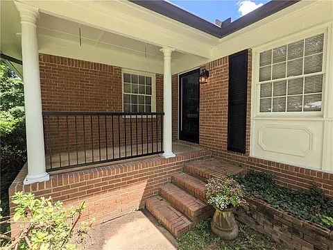 3rd image of 2120 Argyle Dr SE
