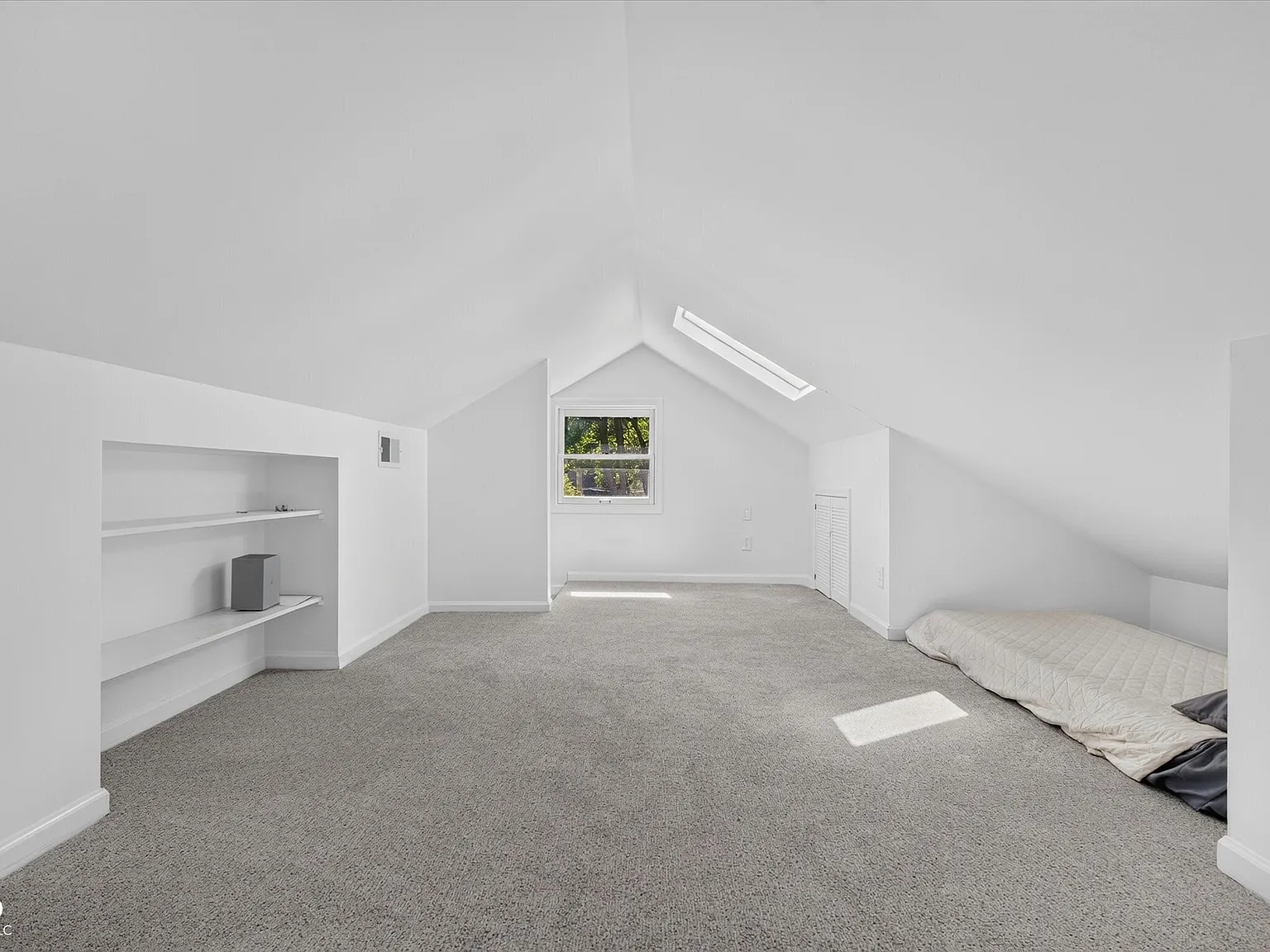 3 bed, 2.0 bath, 1819 sqft, $3,300 — Photo 2