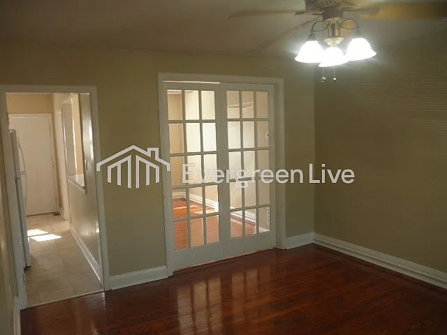 3 bed, 1.0 bath, 992 sqft, $1,745 — Photo 3