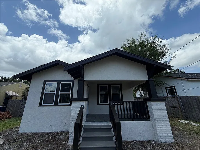 919 W Plymouth St — Photo 1