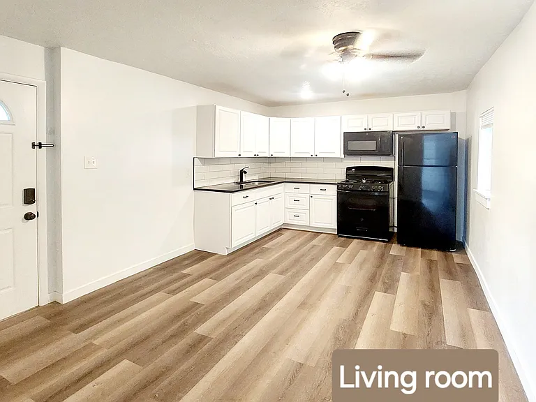 715 E Parker Ln #4 — Photo 1