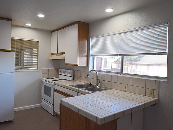 3rd image of 800-812 Lyndon St #800