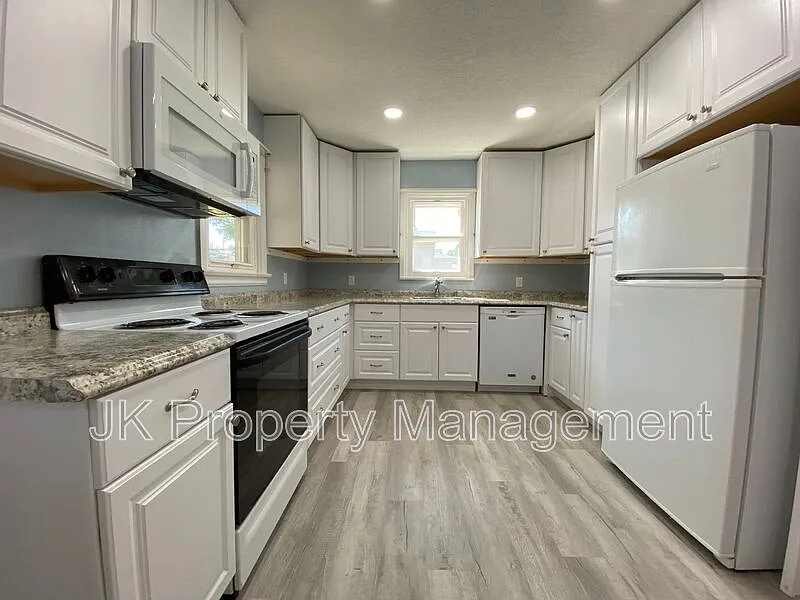 2 bed, 1.0 bath, 1168 sqft, $1,300 — Photo 3