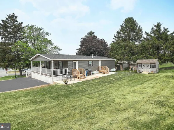 701 Lake Dr, Mount Wolf, PA 17347