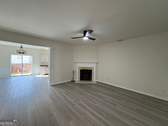 3rd image of 2193 Executive Dr