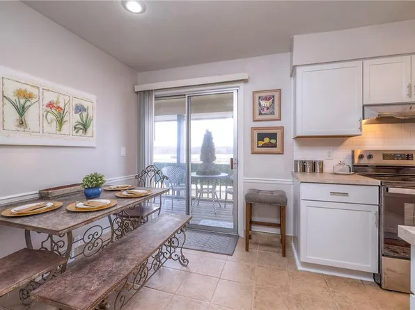 402 W 104th St APT C, Kansas City, MO 64114